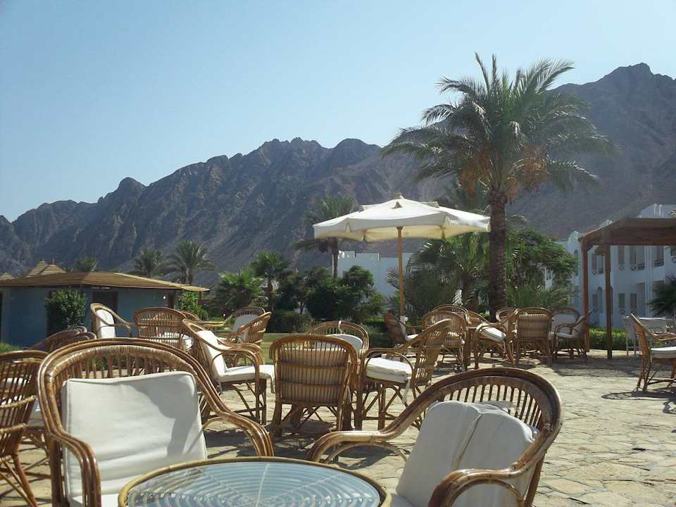 Blick von der Poolbar zu den Bergen Happy Life Village