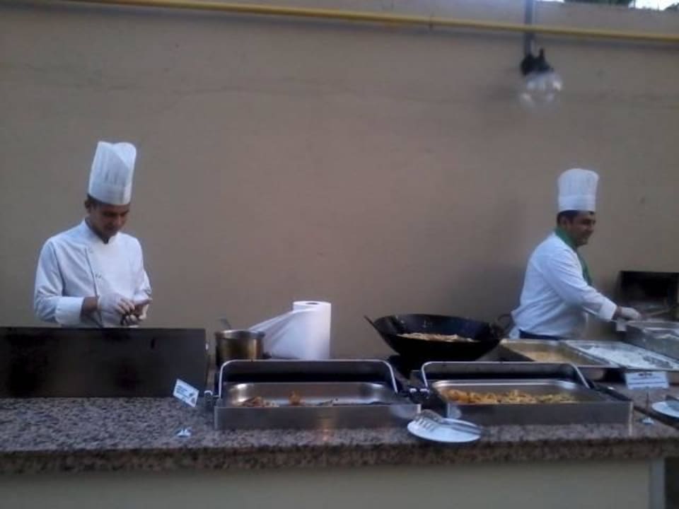 Köche am Aussengrill. Can Garden Resort