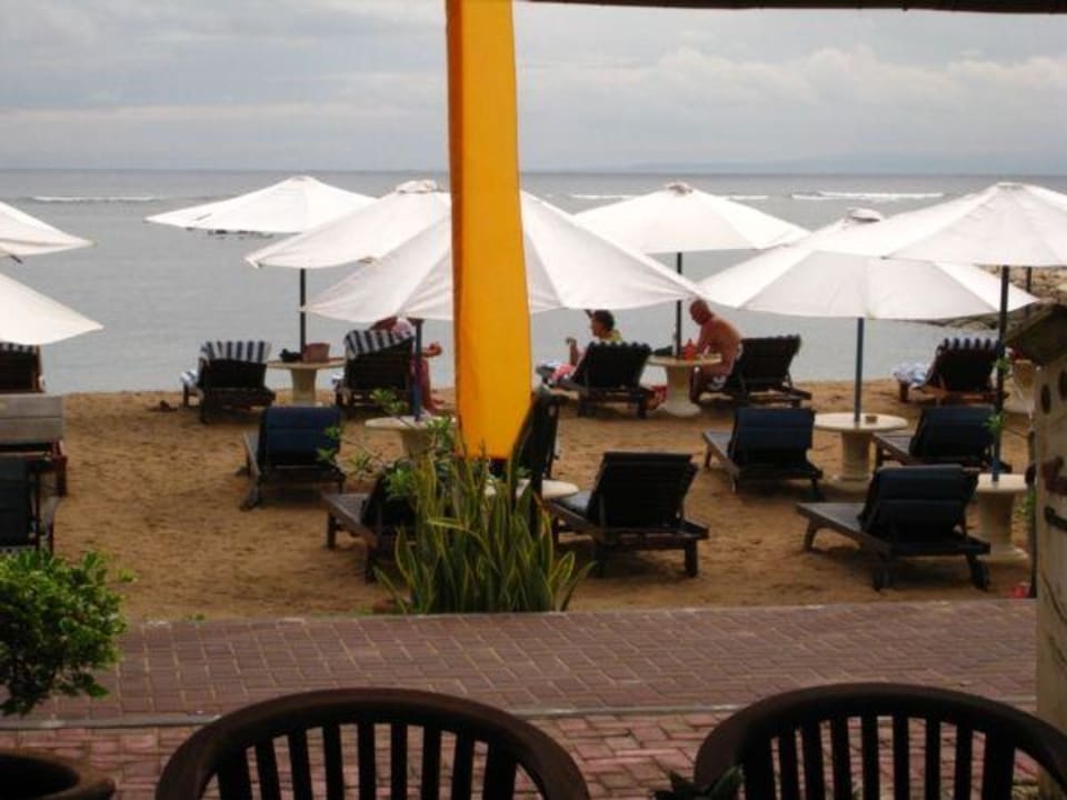 Blick vom Restaurant auf den Strand Respati Beach Hotel