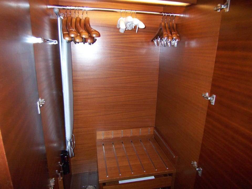 Ausreichend Kleiderbügel im Schrank Hotel Grand Hyatt Tokyo