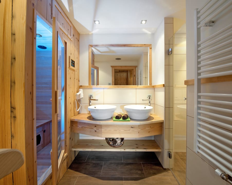 Badezimmer mit Infrarotkabine HERZWIES Almsuite & Felding Stubn