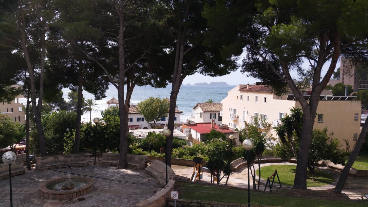 Blick vom Balkon auf den Brunnen Apartments Petit Blau
