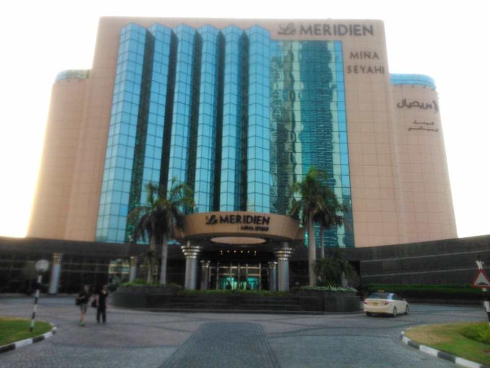 Frontansicht Le Meridien Mina Seyahi Beach Resort & Waterpark