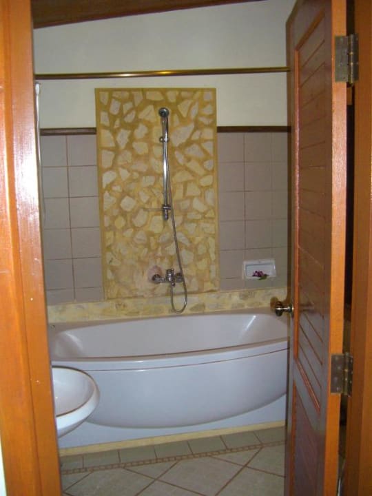 Badewanne mit Dusche im Standardzimmer Moracea by Khao Lak Resort
