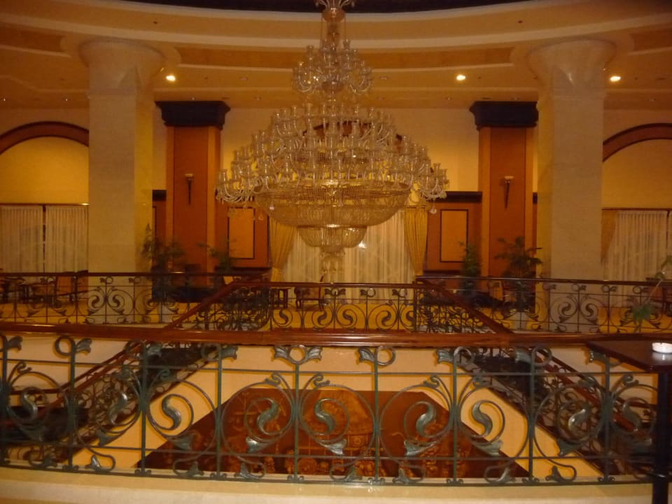 Beeindruckendes Foyer mit Kristall-Lüster Hotel Saigon-Dalat