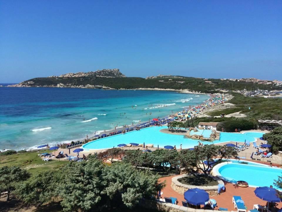 Blick auf Pool und Meer Colonna Grand Hotel Capo Testa