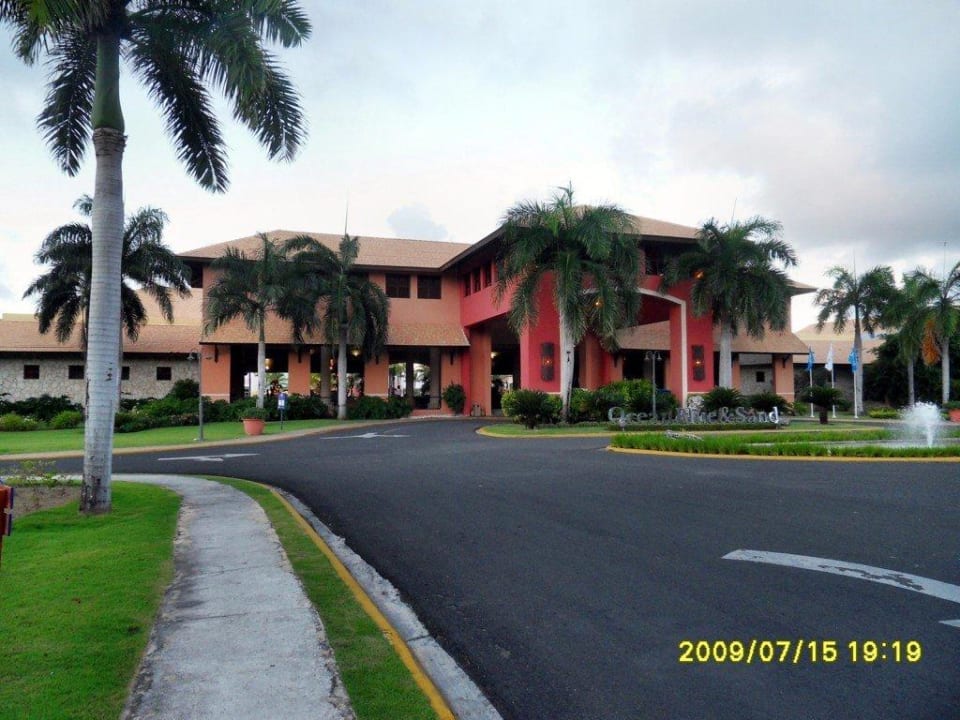 Gebäude der beiden Hauptrestaurants Ocean Blue & Sand