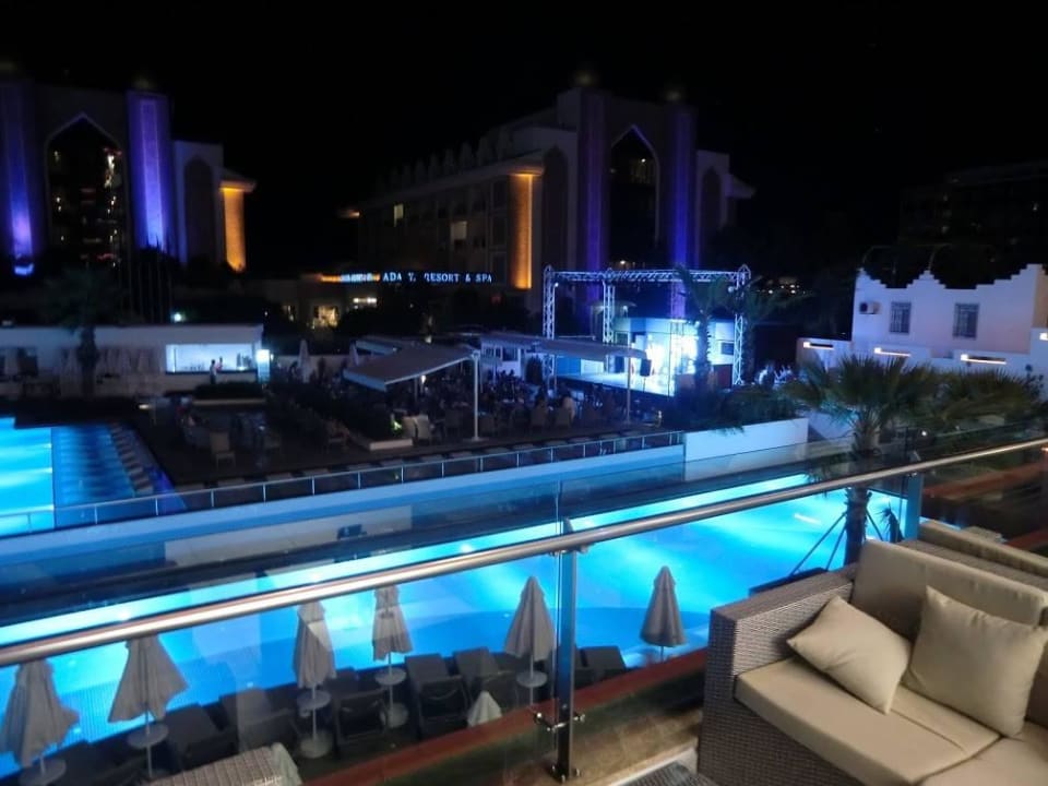 Blick von der Außenterrasse zur Showbühne Side Sunport Hotel & Spa