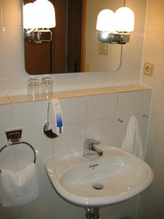 Waschbecken mit Spiegel Hotel Gisselgrund