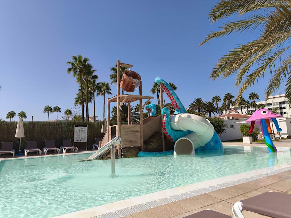 Pool HL Miraflor Suites Hotel