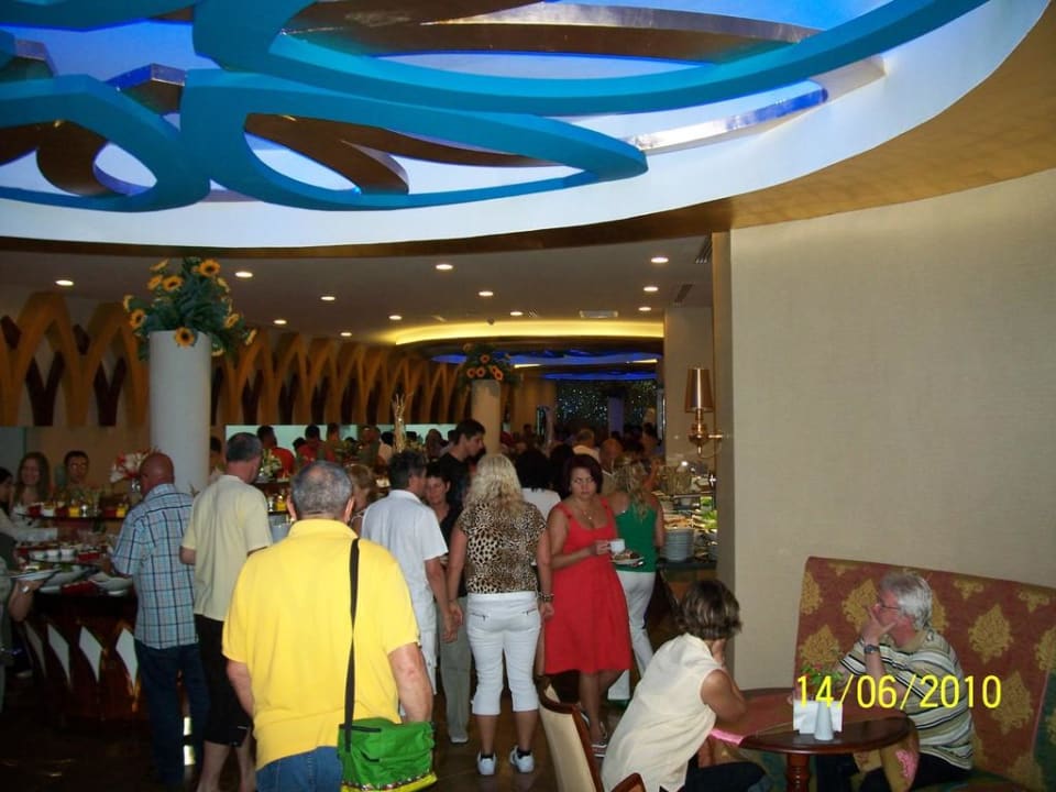 Gedränge im Büffetbereich Granada Luxury Okurcalar