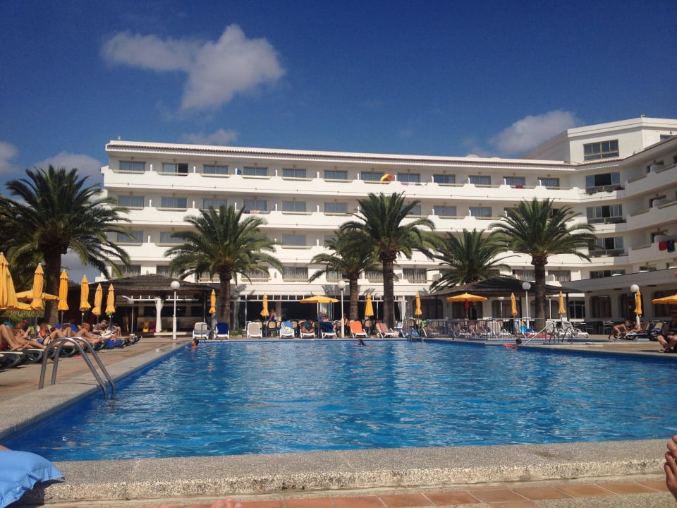 Blick von der Liege auf Pool und Hotel Millor Sol