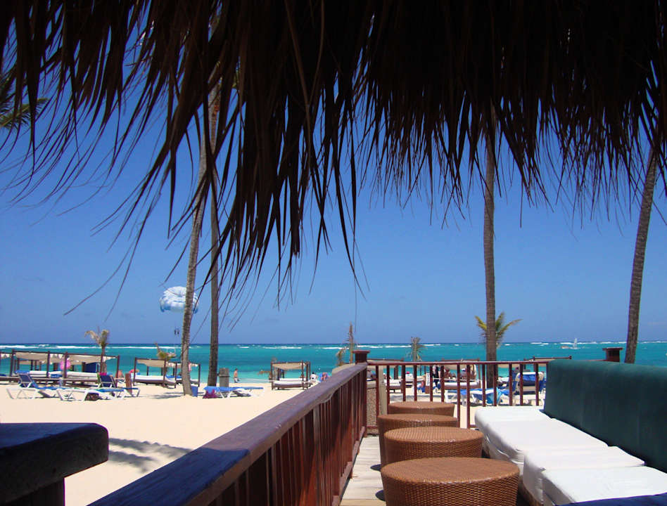 Blick zum Strand von der Beach-Bar. Punta Cana Princess All Suites Resort & Spa