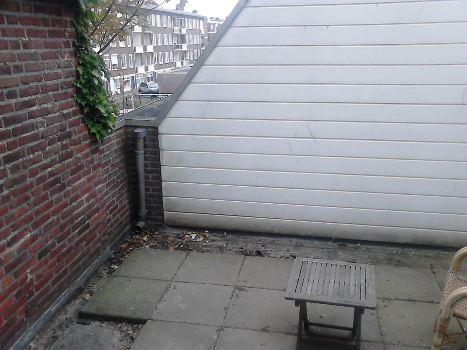 Total unsauber und ungepflegt auf der Terrasse Hotel Zee en Duin