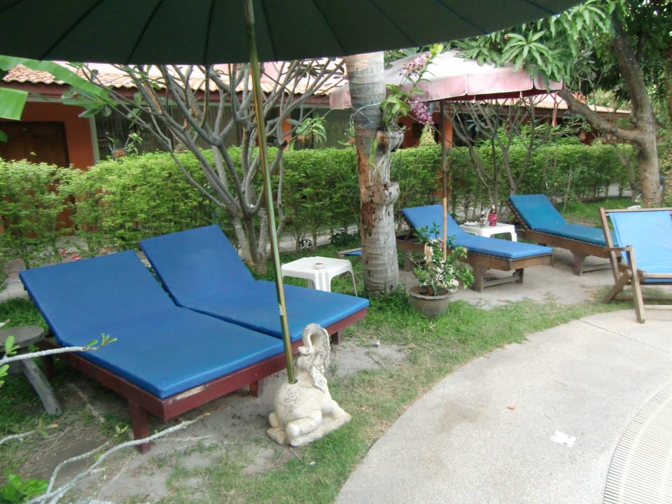 Schöne weiche Liegen im Schatten Prinz Garden Villa