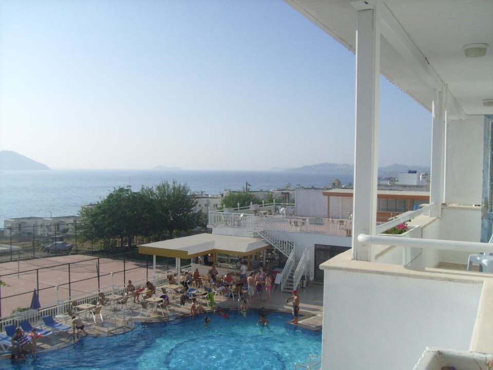 Zwembad en bar Victoria Resort Hotel