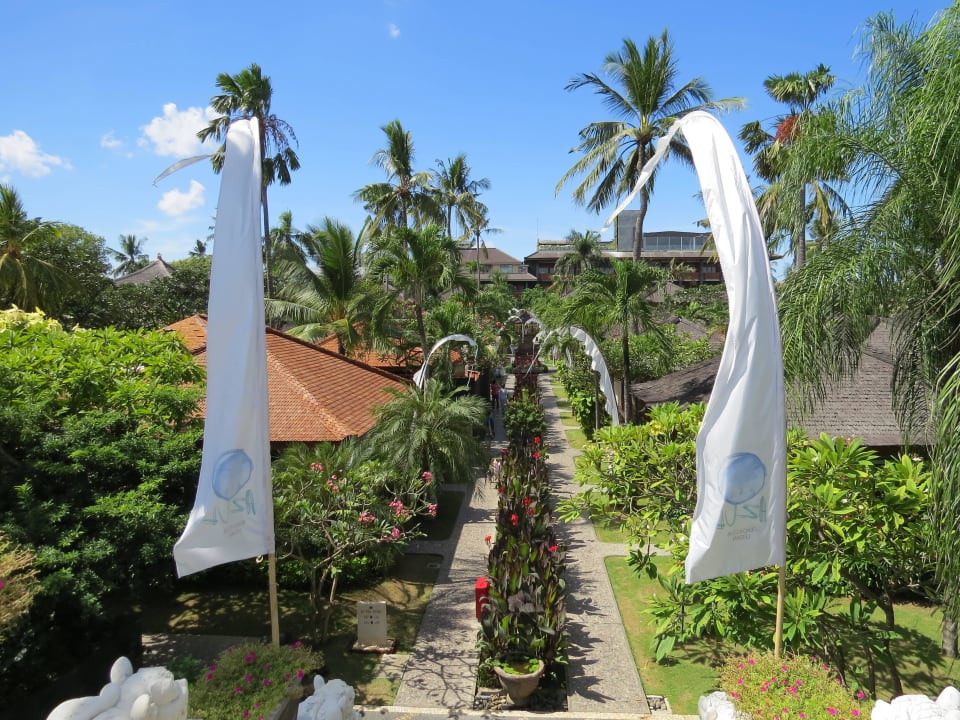 Blick vom Ruhepool in die Gartenanlage Bali Mandira Beach Resort & Spa