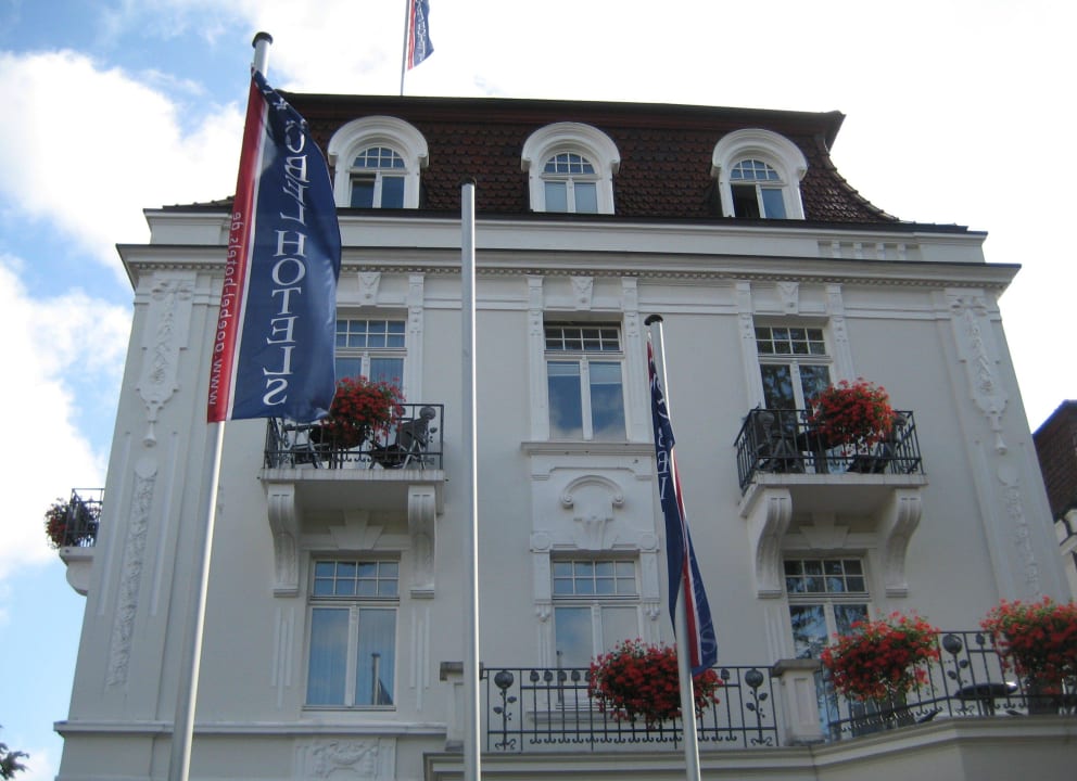 Schöne Außenansicht Göbel's Hotel Quellenhof