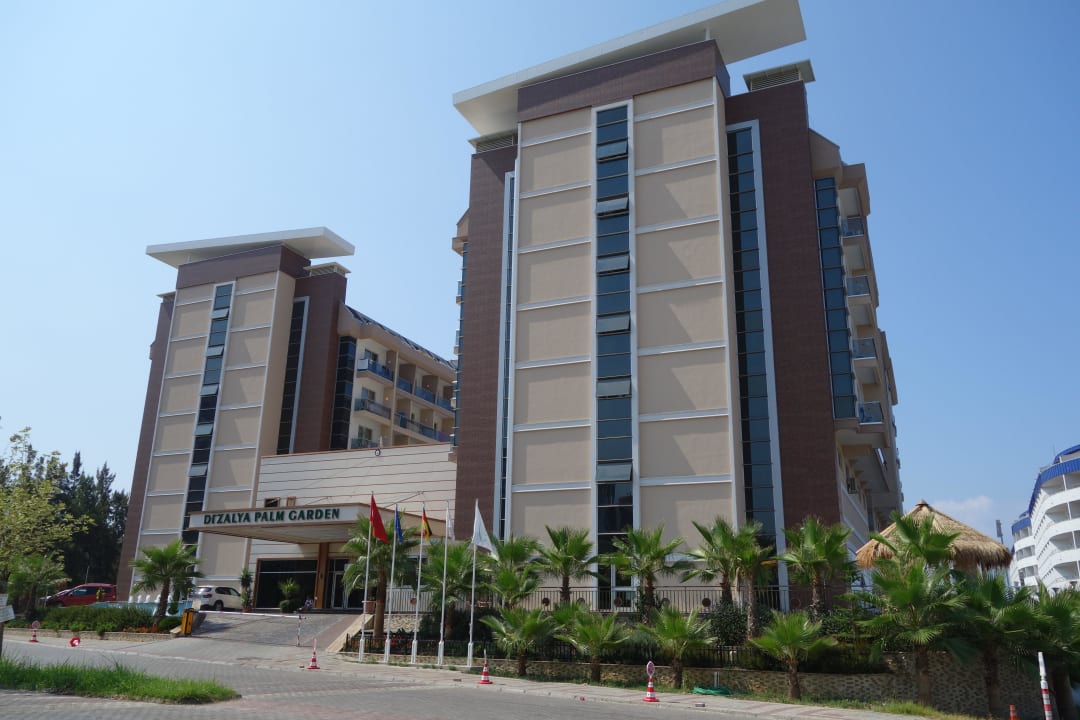 Haupteingang am Tag Dizalya Palm Garden