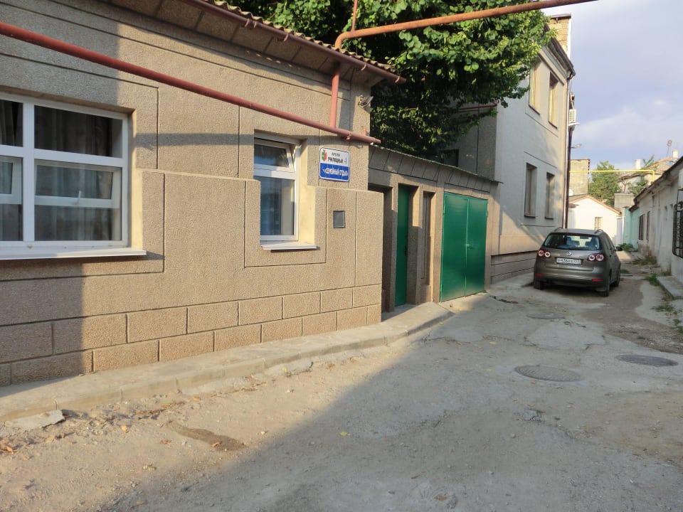 Der Eingang auf das Territorium des Hotels Semeyny Otdykh Guest House 