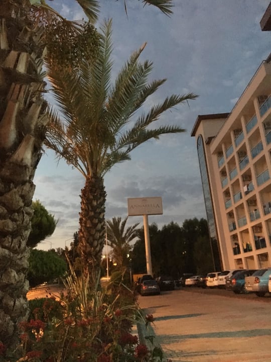 Hoteleingang in der Morgendämmerung Annabella Diamond Hotel & Spa