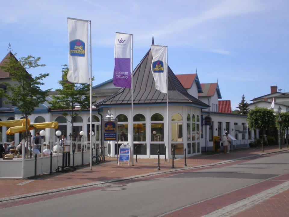 Restaurant und Teil der Aussenanlage Hotel Hanse-Kogge