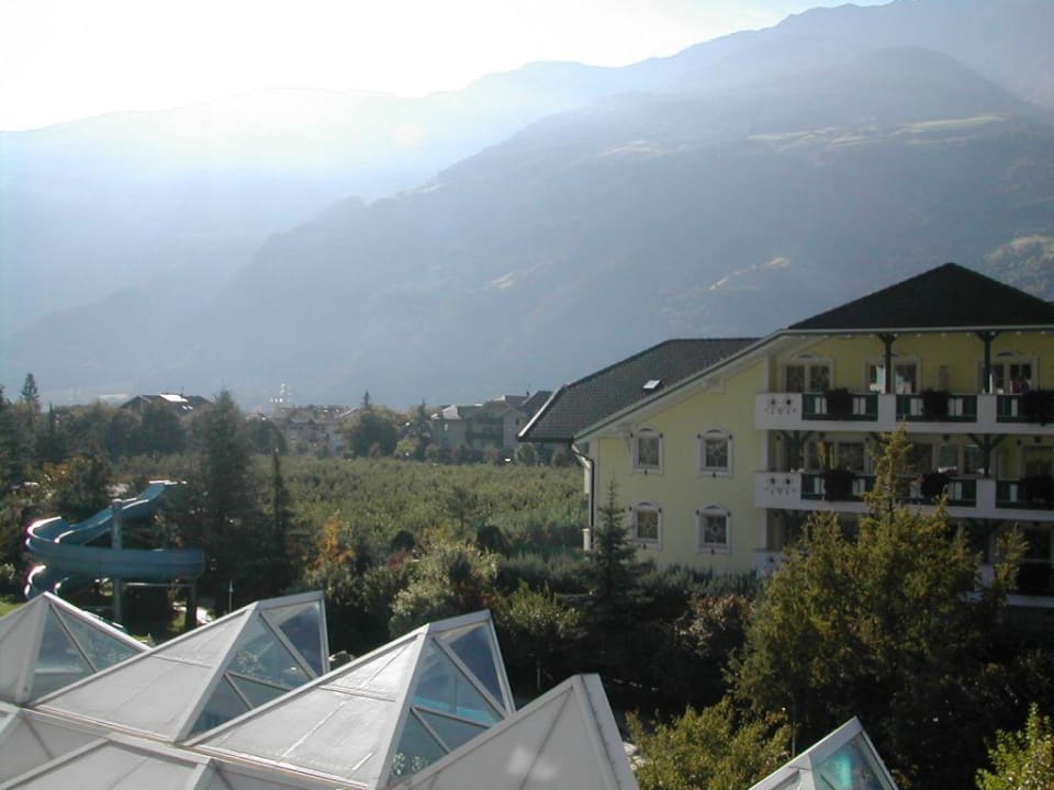 Blick vom Balkon auf das Nahbarhotel Sonnenhof Feldhof DolceVita Resort