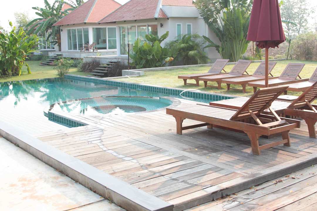 Pool und Liegen Lucerne Villa Resort Khao Yai