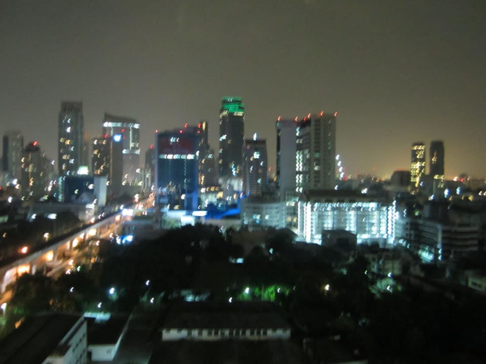 Ausblick vom Zimmer 2809 bei Nacht Eastin Grand Hotel Sathorn