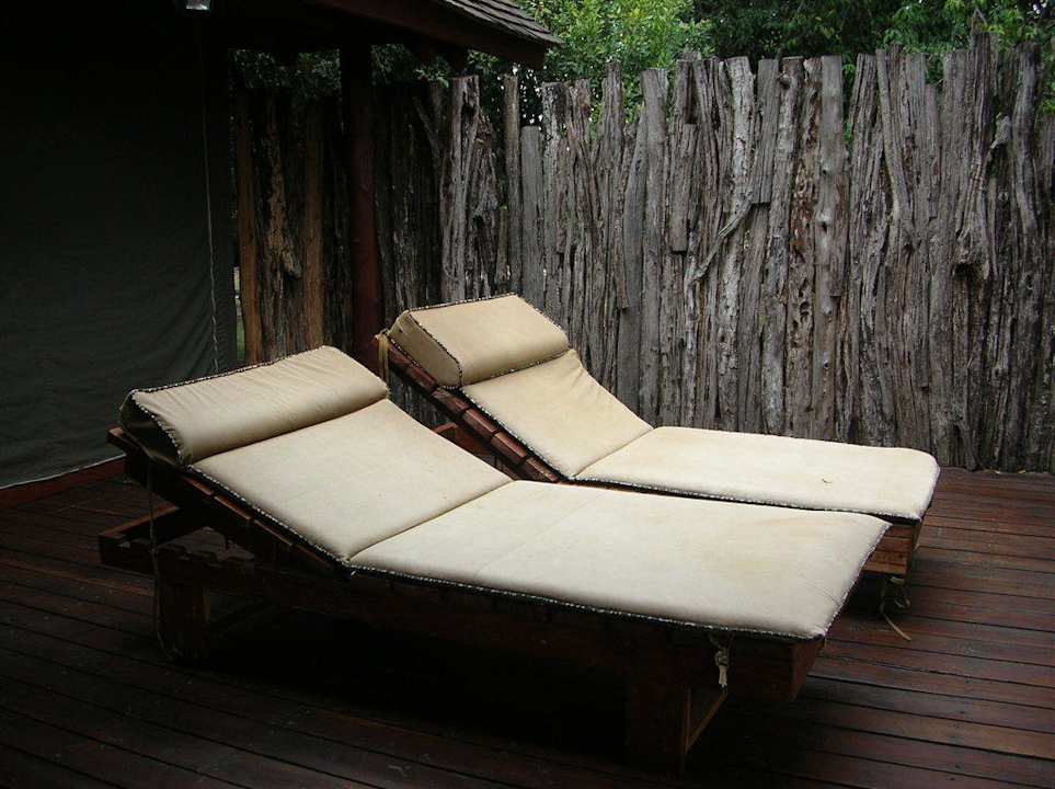 Auf der Terrasse die Relaxliegen Royal Mara Safari Lodge