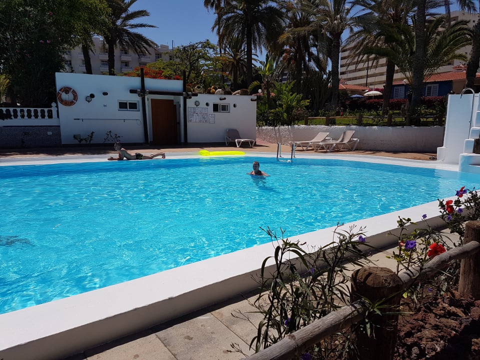 Pool HL Miraflor Suites Hotel