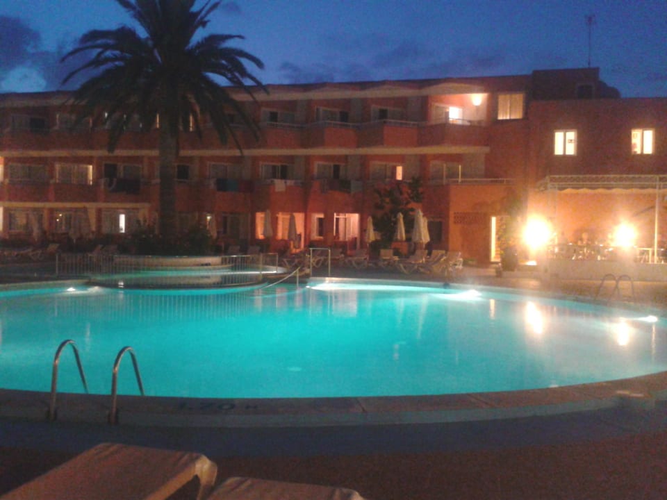 Beleuchteter Pool am Abend Hotel Xaloc Playa