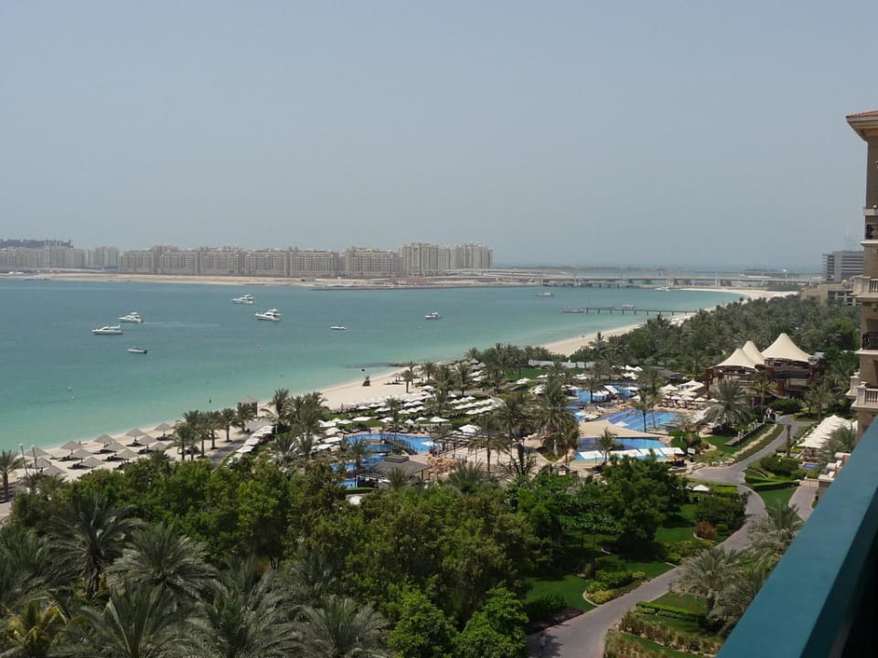 Blick vom Zimmer auf die Pools vom Westin Hotel Le Meridien Mina Seyahi Beach Resort & Waterpark