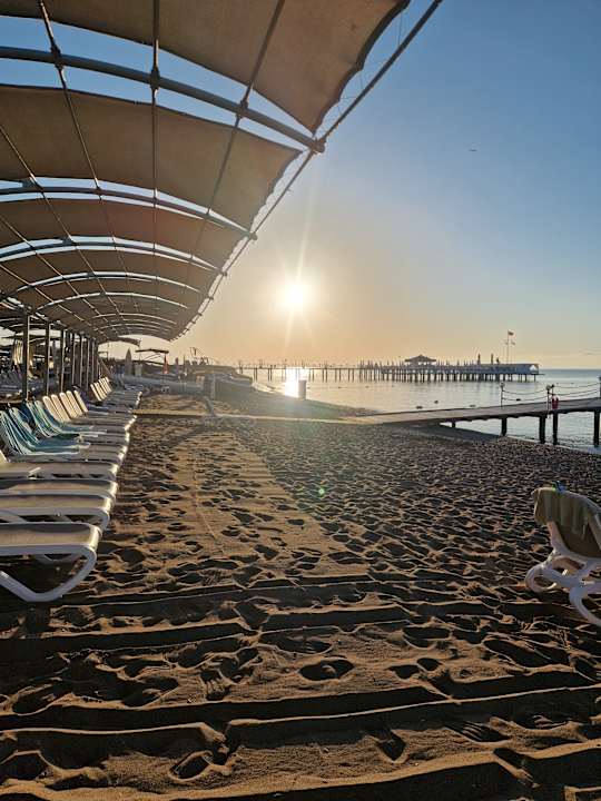 Strand Saturn Palace Resort Hotel