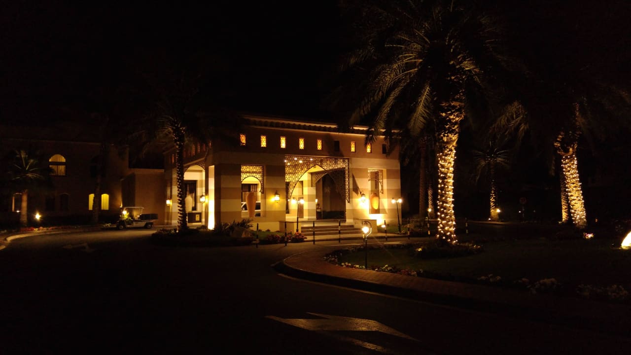 Einfahrt zum Hotel Miramar Al Aqah Beach Resort