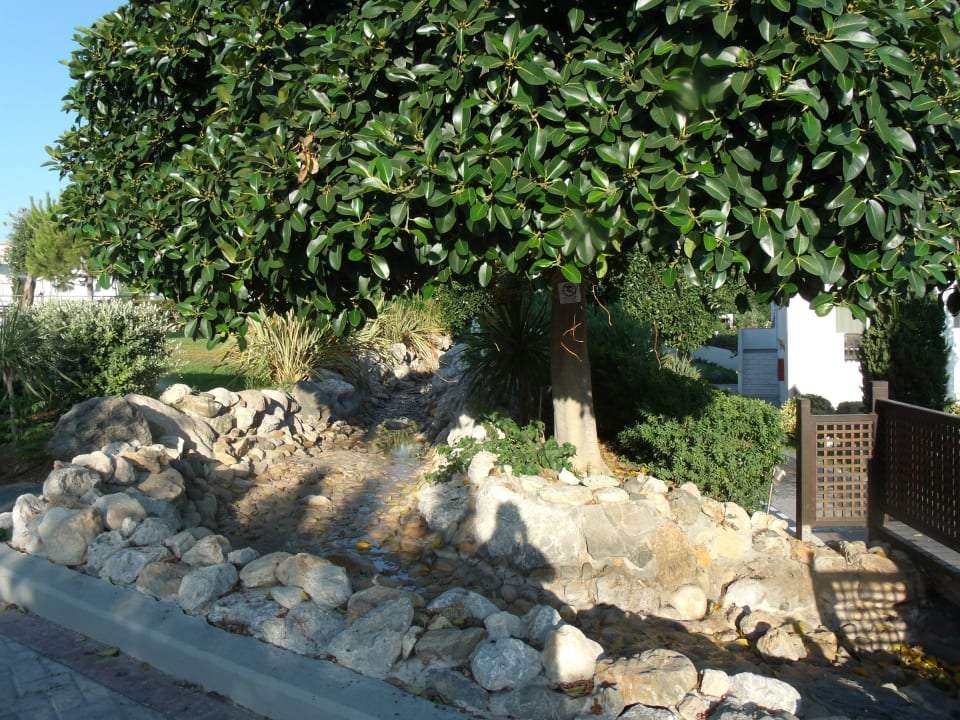 Bachlauf in der Gartenanlage Atlantica Marmari Palace
