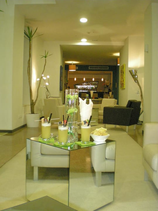 In der Lobby bei einem Drink Hotel Mioni Royal San