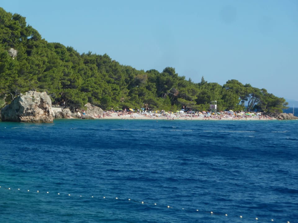 Strand  (Kies) vor dem Felsen von Breda (Plaza Dugi Rat) Bluesun Hotel Soline
