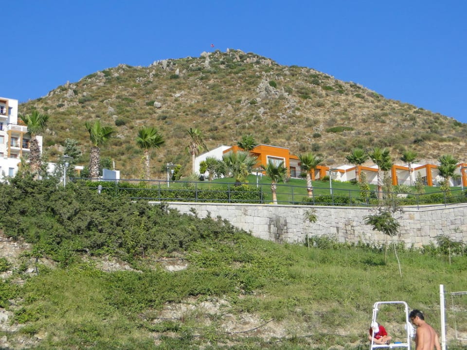 Wieczorem na tej górze świeci się nazwa hotelu . Kefaluka Resort Bodrum