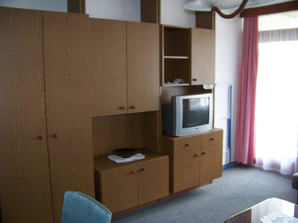 Wohnzimmerschrank mit größerem Fernseher Apartment Weirather Stefan