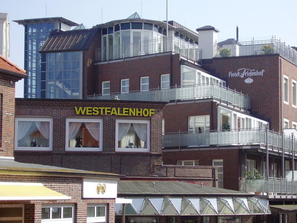 Blick auf die Terrasse vom Wellnessbereich Hotel Friesenhof