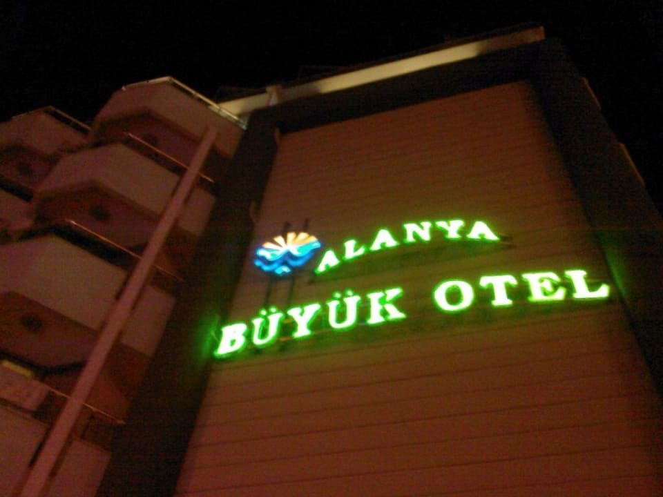 Nachts von der Straße aus Büyük Hotel