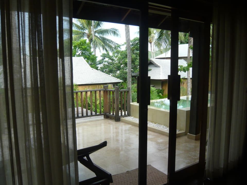Blick vom Zimmer zum Balkon Anantara Rasananda Koh Phangan -  Villas