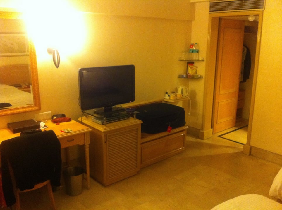 Schreibtisch und Kofferablage RAMADA Plaza Palm Grove Hotel