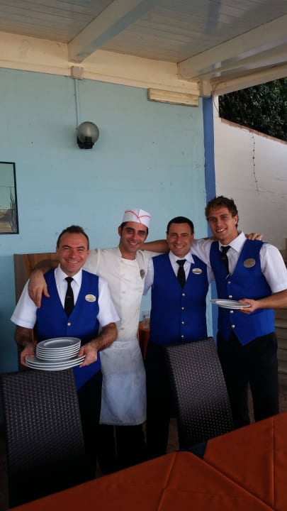 Strandrestaurant fleißiger Koch und auch fleißige  Aldiana Club Rocca Nettuno Calabria