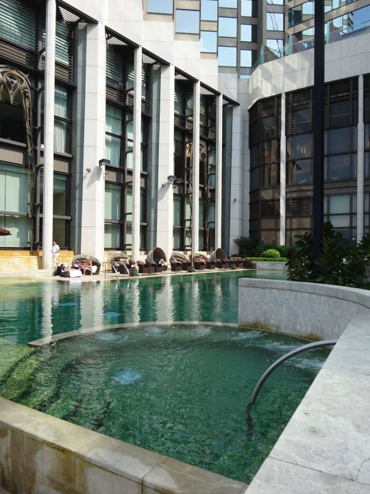 Kalter Pool mit Baulärm Hotel Harbour Grand Hong Kong
