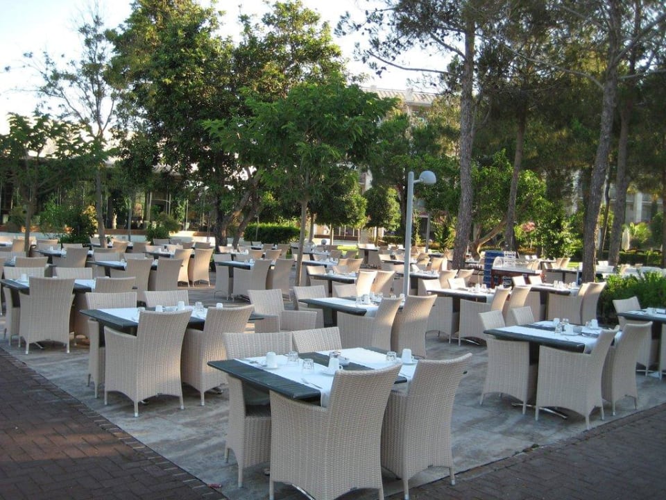 Außenplatzbereich des Hauptrestaurants Gloria Serenity Resort