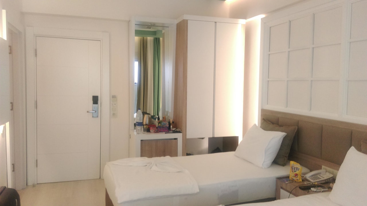Zimmer mit Schrank, Kühlschrank und Wasserkocher Kleopatra Life Hotel