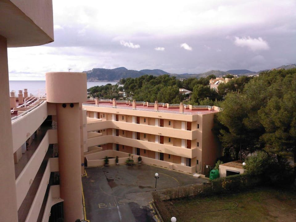 hinter dem Hotel FERGUS Style Cala Blanca Suites