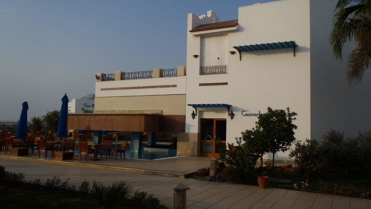 Beliebter Treffpunkt - die Wasserfallbar Lahami Bay Beach Resort